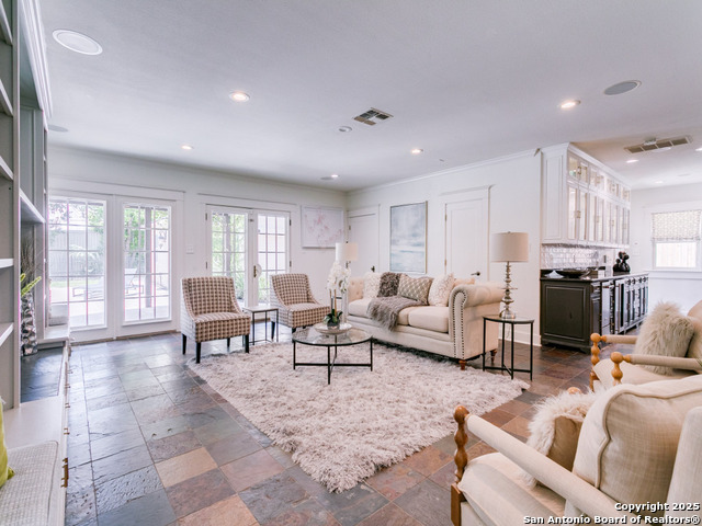 Listing photo id 10 for 204 Parklane