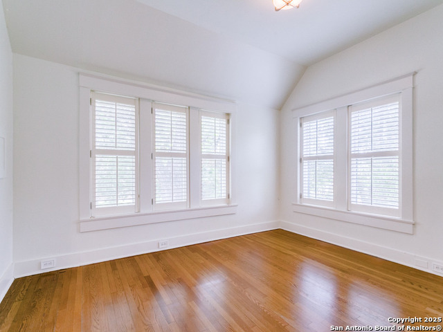 Listing photo id 21 for 204 Parklane