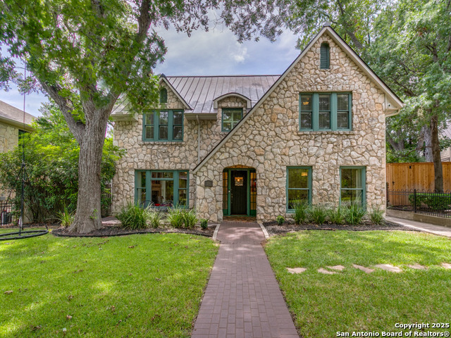Listing photo id 1 for 204 Parklane
