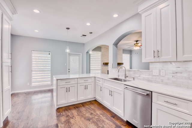 Listing photo id 11 for 22503 Madison Park