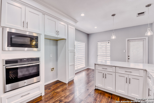 Listing photo id 12 for 22503 Madison Park