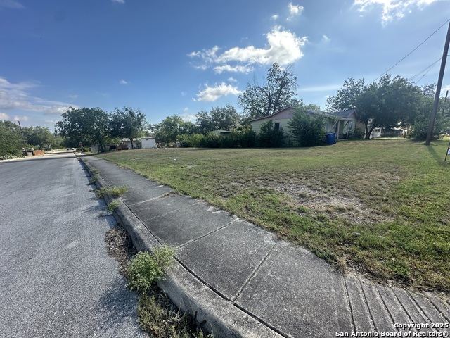 Listing photo id 0 for 2303 Hicks