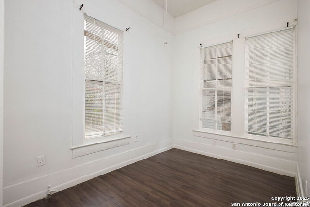 Image 22 of 27 For 2719 Houston St. W