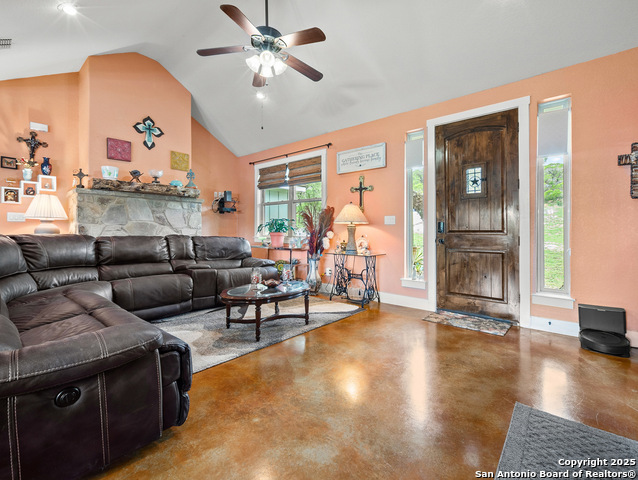 Listing photo id 0 for 1555 Desiree