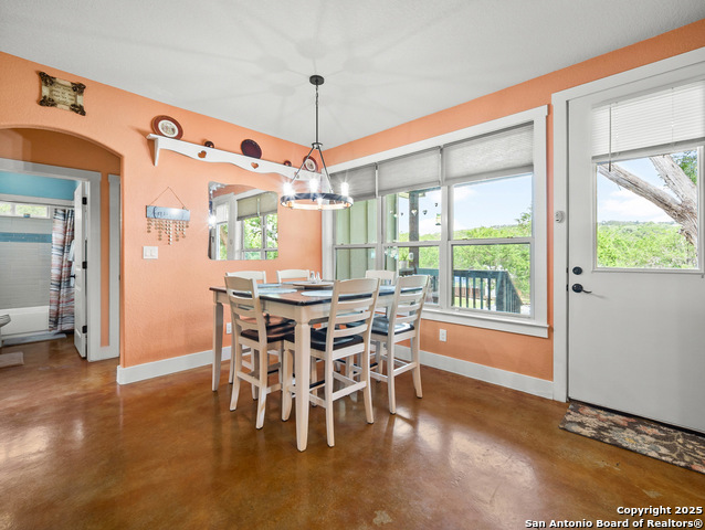 Listing photo id 1 for 1555 Desiree