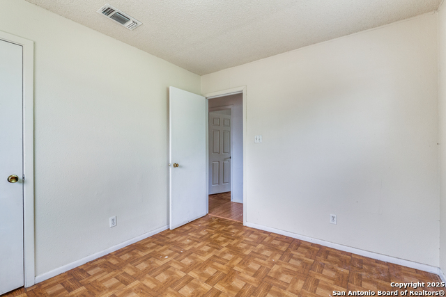 Listing photo id 13 for 9114 Ozalid St.
