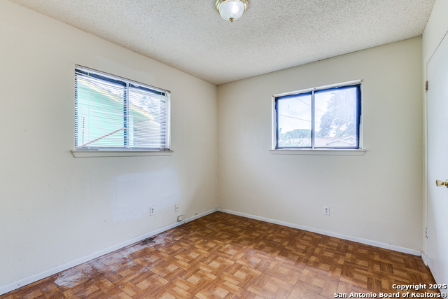 Listing photo id 19 for 9114 Ozalid St.