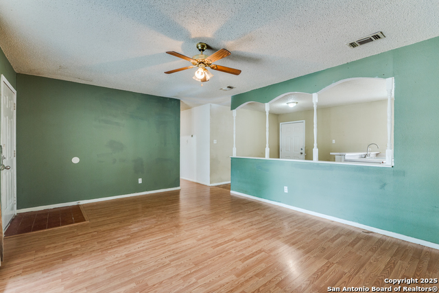 Listing photo id 3 for 9114 Ozalid St.