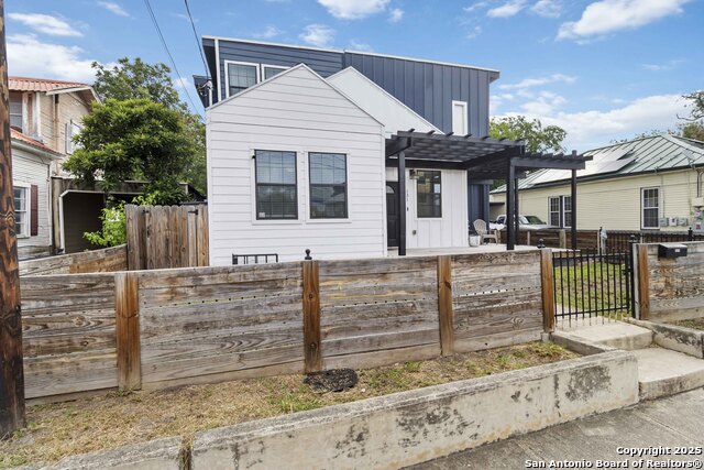 Listing photo id 0 for 131 Rehmann St