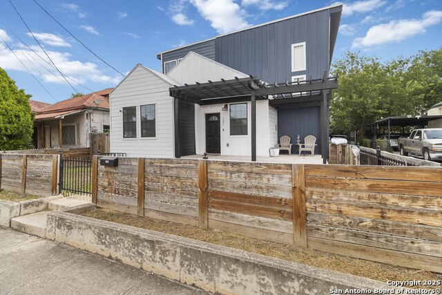 Listing photo id 1 for 131 Rehmann St