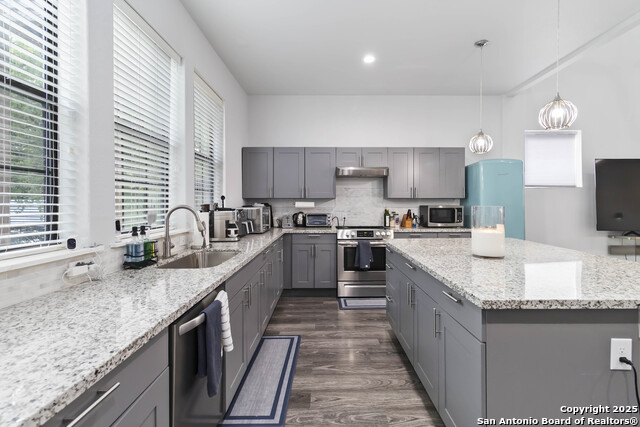 Listing photo id 7 for 131 Rehmann St