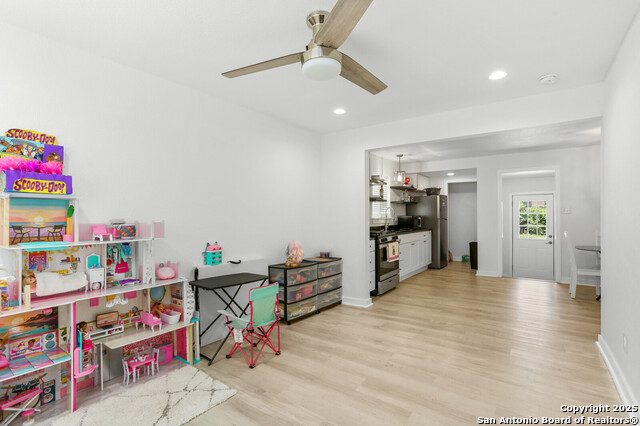 Image 4 of 16 For 915 Prado  