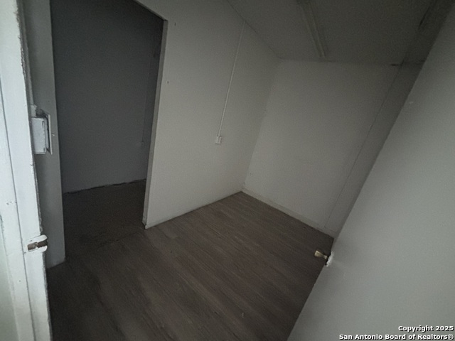 Listing photo id 3 for 4001 Commercial 4021