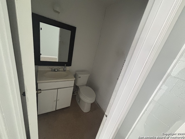 Listing photo id 4 for 4001 Commercial 4021