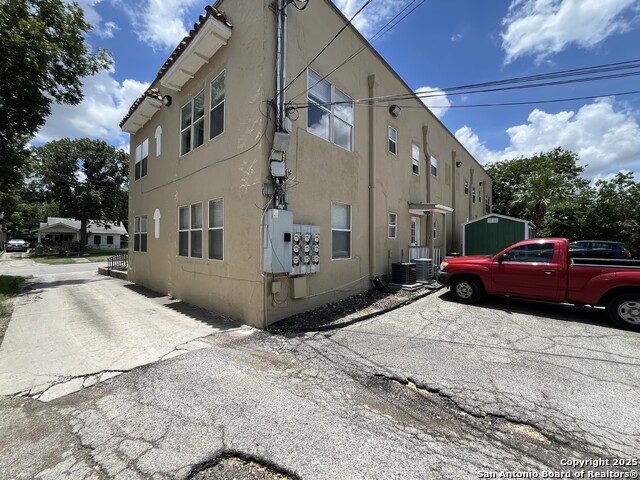 Image 22 of 24 For 1535 Woodlawn Ave W 1