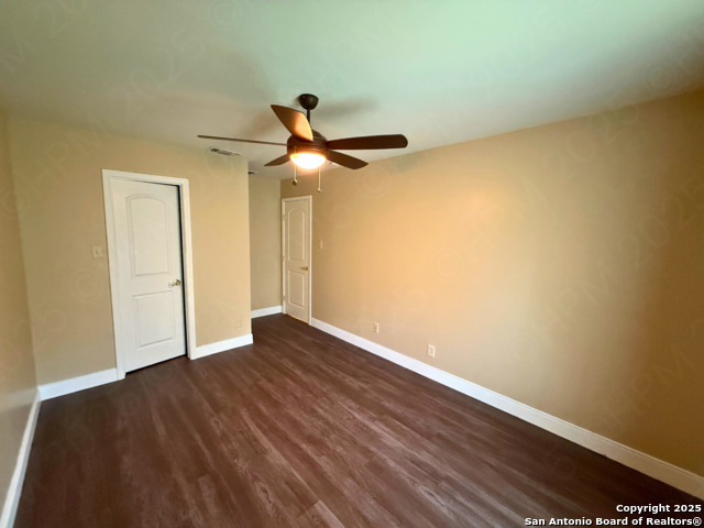 Listing photo id 10 for 5222 Rolling Ridge Dr E