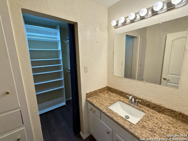 Listing photo id 5 for 5222 Rolling Ridge Dr E