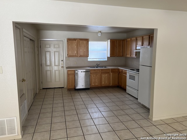 Image 4 of 13 For 1118 Goodwin St W C