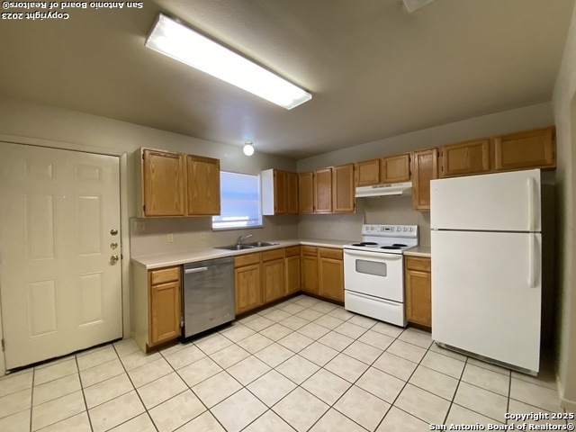 Image 7 of 13 For 1118 Goodwin St W C