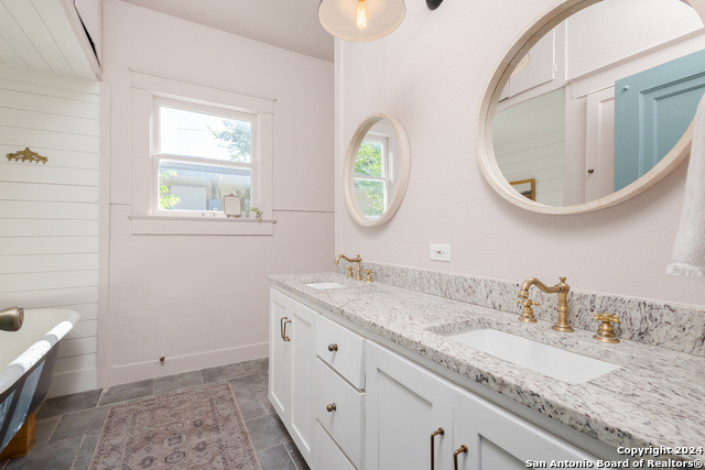 Image 24 of 33 For 414 Rosewood Ave W
