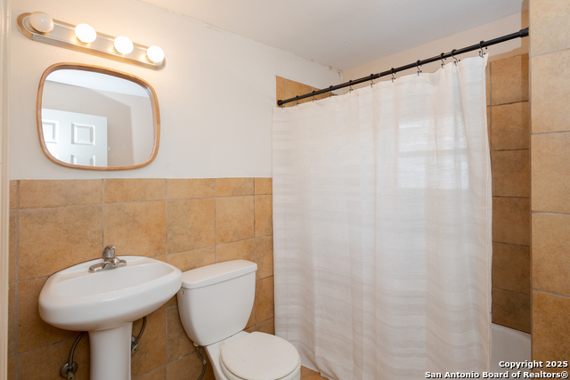 Image 32 of 33 For 414 Rosewood Ave W