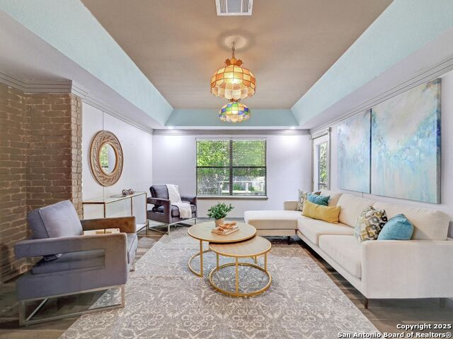 Listing photo id 12 for 19914 Encino Moss