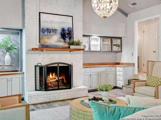 Listing photo id 16 for 19914 Encino Moss