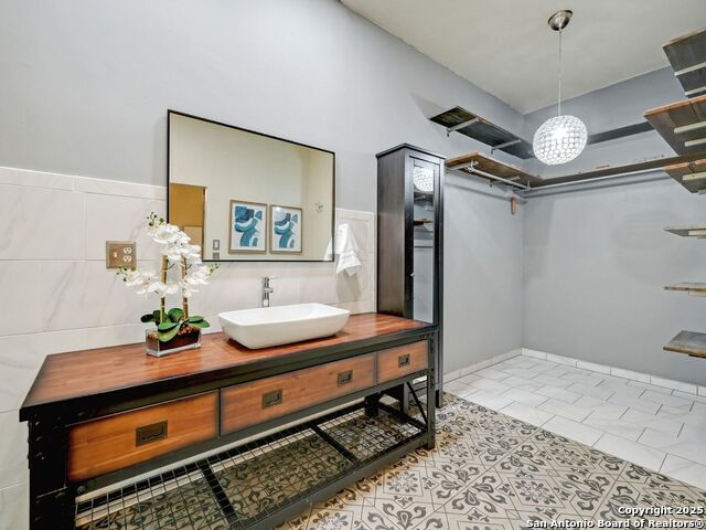 Listing photo id 27 for 19914 Encino Moss