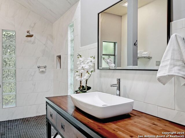 Listing photo id 29 for 19914 Encino Moss