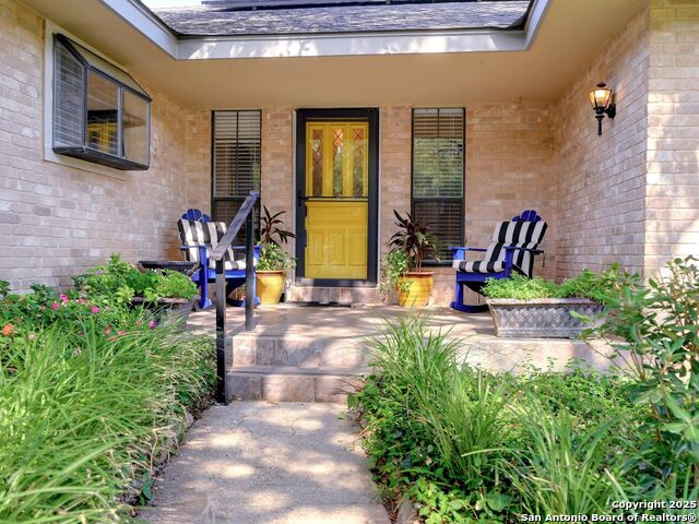 Listing photo id 2 for 19914 Encino Moss