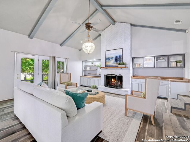 Listing photo id 3 for 19914 Encino Moss