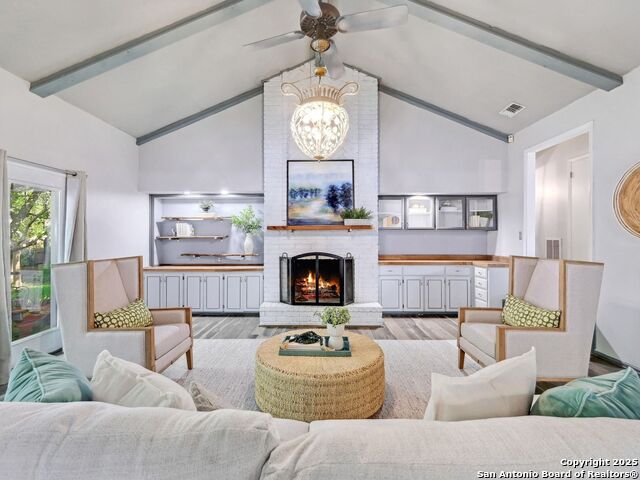 Listing photo id 4 for 19914 Encino Moss