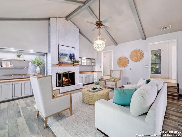 Listing photo id 5 for 19914 Encino Moss