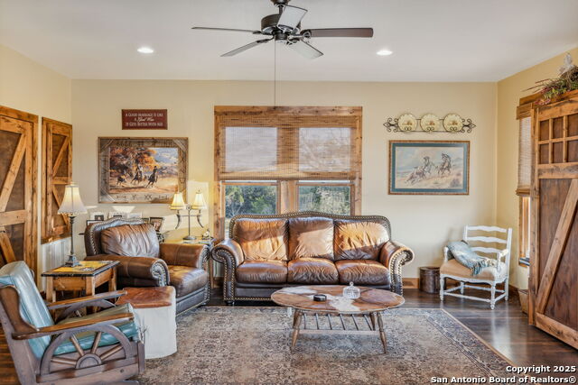 Listing photo id 9 for 232 Stoneleigh Rd. N