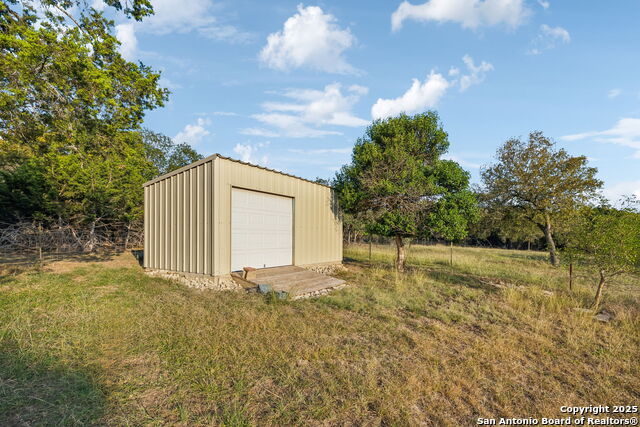 Listing photo id 20 for 232 Stoneleigh Rd. N