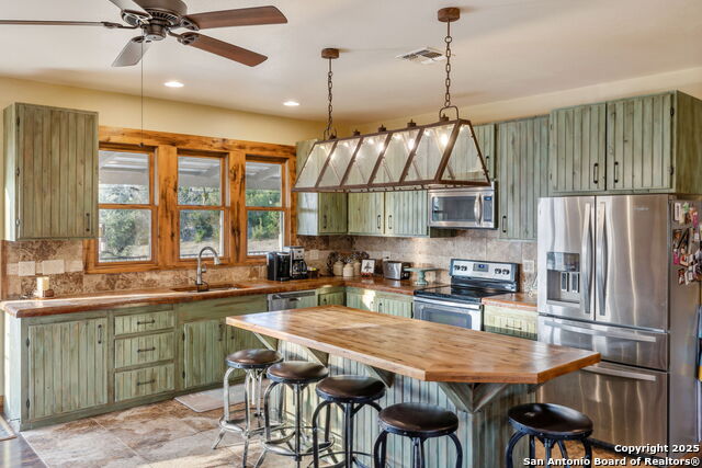 Listing photo id 5 for 232 Stoneleigh Rd. N