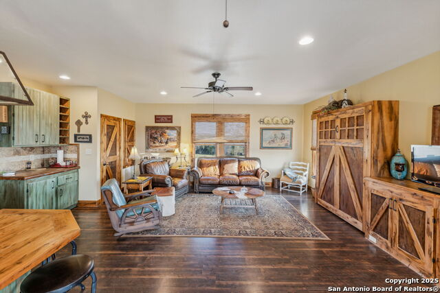 Listing photo id 11 for 232 Stoneleigh Road N