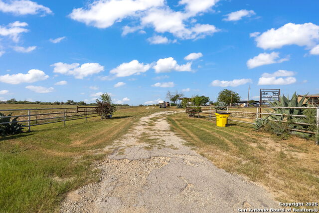Listing photo id 11 for 18434 Fm 471