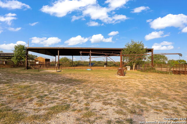 Listing photo id 15 for 18434 Fm 471