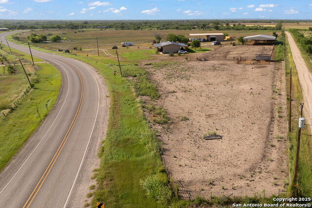 Listing photo id 32 for 18434 Fm 471