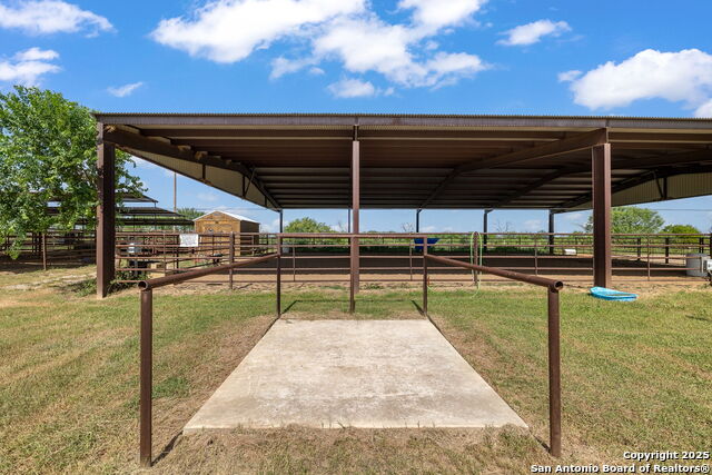 Listing photo id 16 for 18434 Fm 471