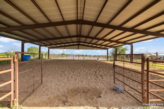 Listing photo id 18 for 18434 Fm 471
