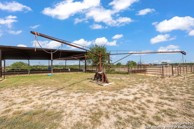 Listing photo id 18 for 18434 Fm 471