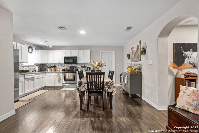 Image 4 of 28 For 722 Menefee  