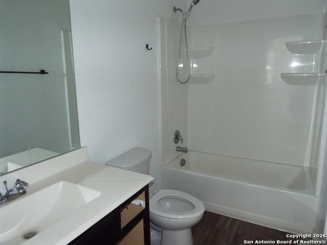 Image 17 of 30 For 4937 Hallies Garden