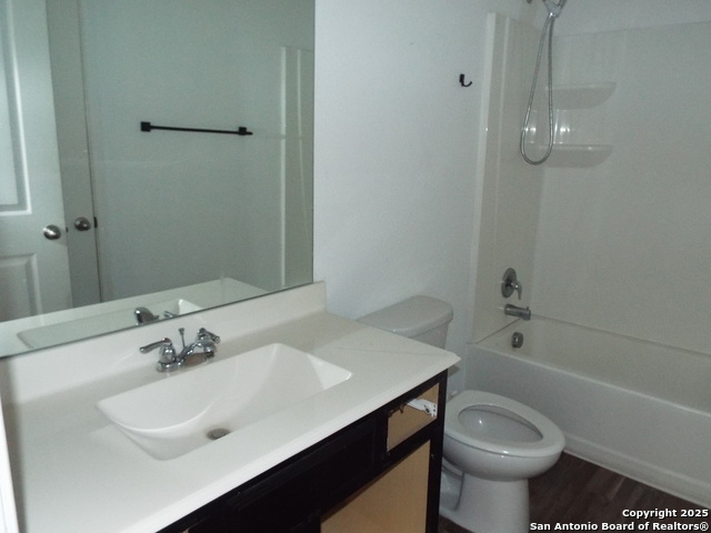 Image 18 of 30 For 4937 Hallies Garden