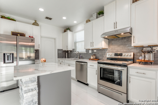 Listing photo id 7 for 3519 Sunbird Bay