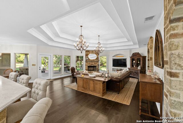 Listing photo id 9 for 1409 Glenwood Loop