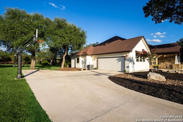 Listing photo id 4 for 1409 Glenwood Loop