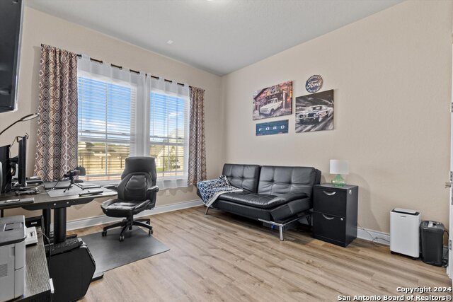Listing photo id 9 for 423 Bridle Trl